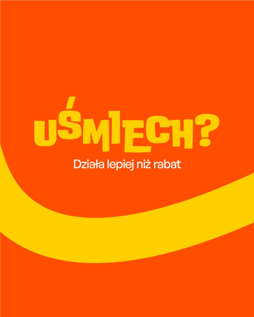 Key visual kampanii BE KIND z hasłem „Uśmiech? Działa lepiej niż rabat”